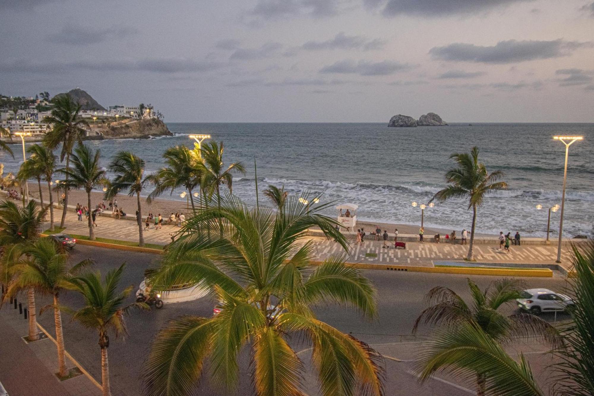 Sunsets Every Night- Olas Altas Apartamento